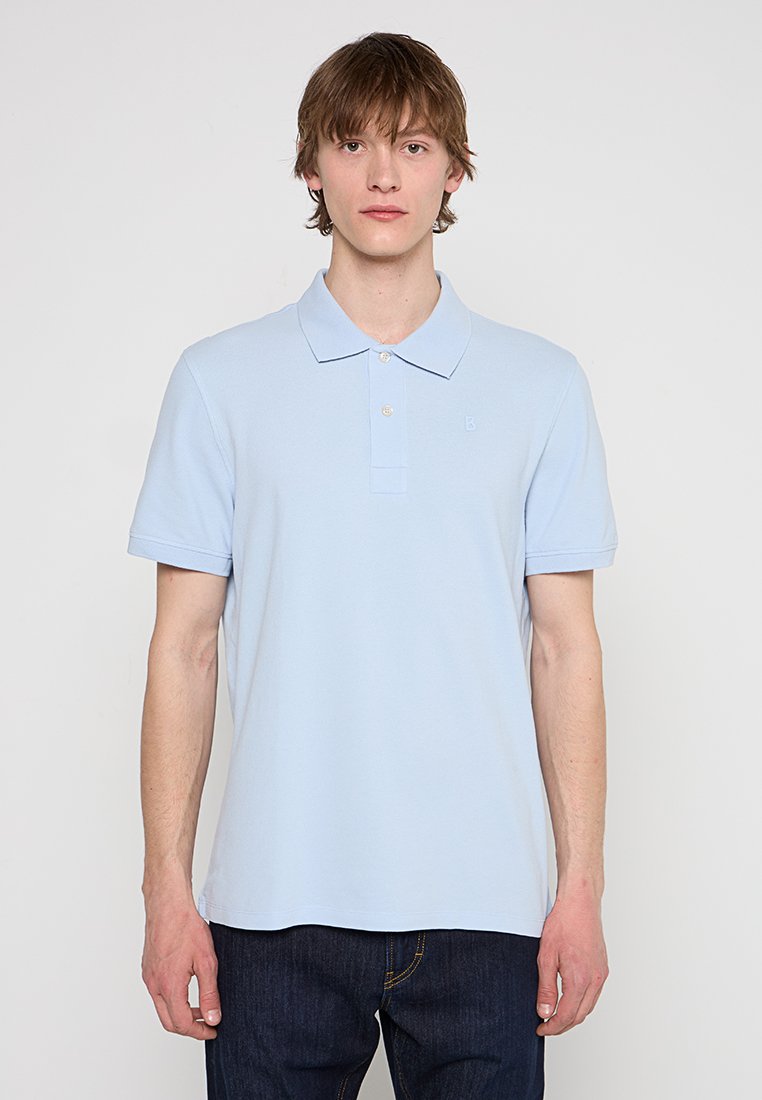 Hellblaues Poloshirt aus weichem Stoff, mit Knopfleiste und kurzen Ärmeln. Gesticktes Logo auf der linken Brust.