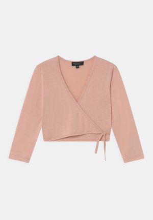 Top corto envolvente de color rosa claro con mangas largas y lazo lateral, presentado plano sobre un fondo blanco.