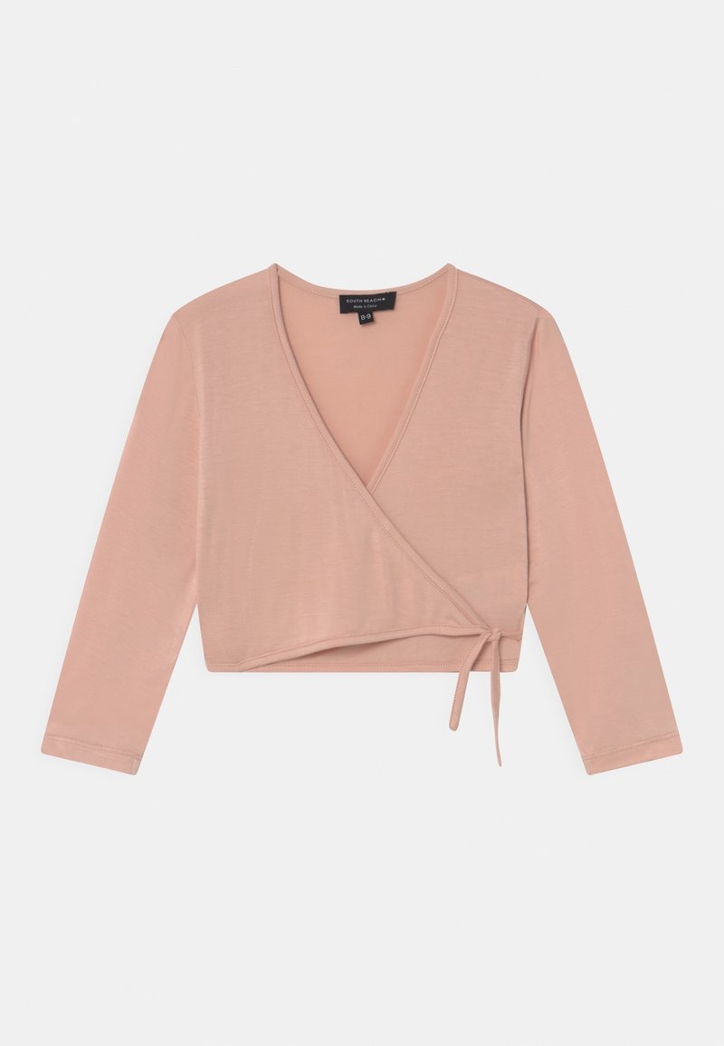 Hellrosa gekürztes Wickeloberteil mit langen Ärmeln und Seitenschleife, flach auf weißem Hintergrund liegend.