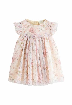 Kwiecista sukienka niemowlęca z krótkimi falbanianymi rękawami, jasnoróżowa tkanina, warstwowa spódnica oraz delikatne kwiaty w miękkich pastelowych kolorach i zieleni.