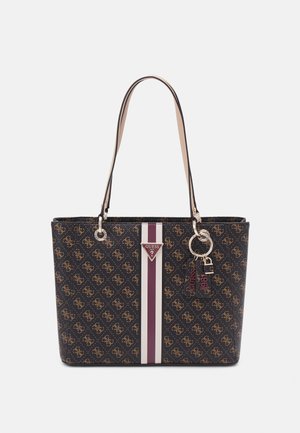 Ciemnobrązowa torba typu tote Guess z beżowym wzorem monogramu, pionowymi białymi i fioletowymi paskami, podwójnymi beżowymi uchwytami i zawieszką na brelok.