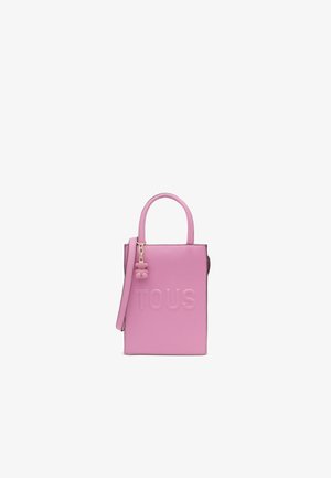 Sac à main en cuir rose avec logo "TOUS" embossé, forme rectangulaire structurée, petite poignée, bandoulière amovible et détail en forme d'ours.