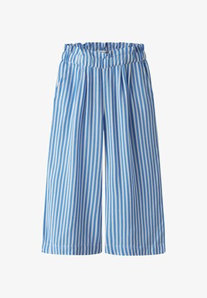 Culottes w paski w odcieniach niebieskiego i białego z elastycznym paskiem w talii, posiadające pliski i boczne kieszenie. Wykonane z lekkiego materiału, o szerokich nogawkach.