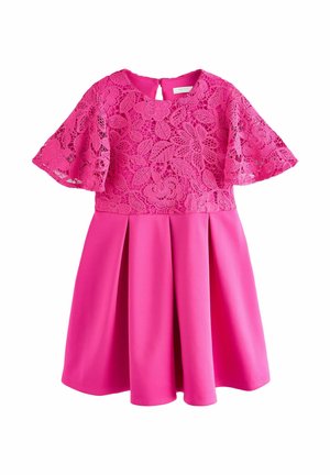 Rochie roz cu un corset din dantelă cu modele florale, mâneci scurte și ușoare, și o fustă pliată dintr-un material roz uni.
