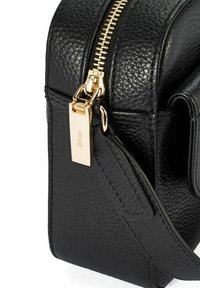 Czarna skórzana torba o teksturowanej powierzchni, z detalami w kolorze złotym przy zamku błyskawicznym oraz prostokątnym kształcie. Posiada usztywnioną konstrukcję oraz regulowany pasek.