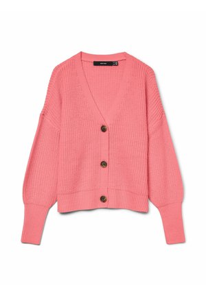 Cardigan rose tricoté avec manches longues bouffantes, encolure en V, et trois gros boutons marron sur le devant.