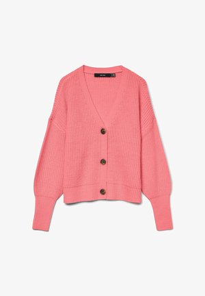 Różowy dziergany sweter z długimi bufiastymi rękawami, dekoltem w serek i trzema dużymi brązowymi guzikami z przodu.