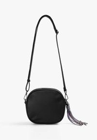 Bolso bandolera negro con una textura suave, forma redondeada y correa ajustable. Cuenta con un borlón decorativo con acentos trenzados.