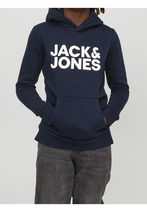 Granatowa bluza z kapturem wykonana z bawełnianej mieszanki tkanin, z dużym białym logo "JACK & JONES". Posiada kieszeń typu kangur oraz ściągacze na mankietach.