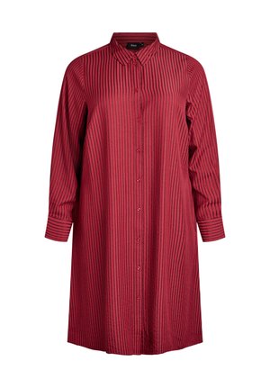 Czerwona sukienka koszulowa w paski z długimi rękawami, z przodem zapinanym na guziki i kołnierzykiem. Poziome paski nadają fakturowany wygląd.