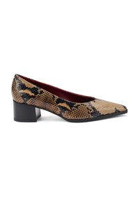 Scarpa con tacco a blocco a punta in pelle color tan, nero e con motivo a serpente bianco. Texture liscia con un tacco sottile. Gli interni presentano una fodera borgogna.