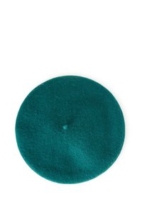 Kulatý tyrkysový vlněný baret s malým středovým knoflíkem na bílém pozadí.