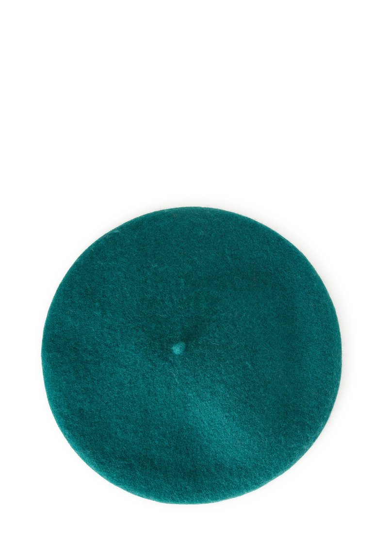 Kulatý tyrkysový vlněný baret s malým středovým knoflíkem na bílém pozadí.