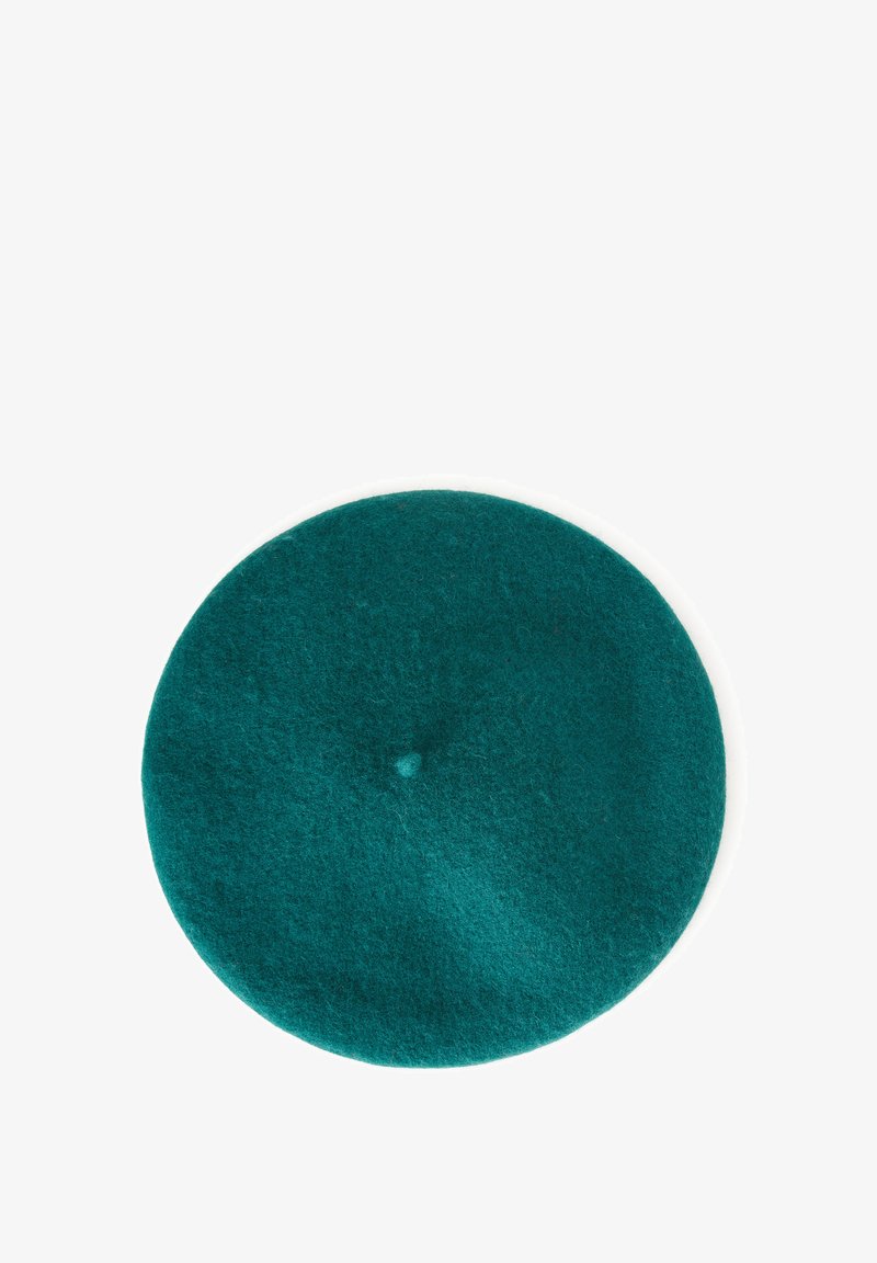Kulatý tyrkysový vlněný baret s malým středovým knoflíkem na bílém pozadí.
