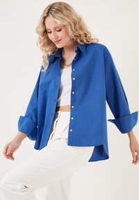 LELA LOOSE FIT - Button-down blouse - saxe blue