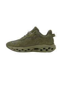 Zapatilla deportiva de color verde oliva con parte superior de malla y ante, cordones, lengüeta en el talón y suela gruesa con agujeros de ventilación perforados.