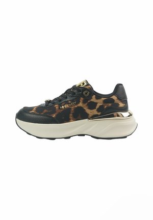 Leopardiprindiga sneakers, mustade nahkdetailidega, kuldsete metallosadega, tekstureeritud pealispinnaga ja paksu kreemivalge tallaga. Omab paelu ja brändilogot.