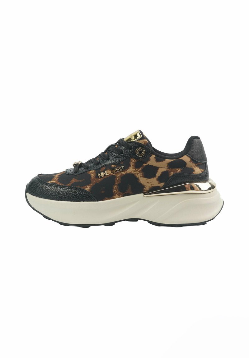 Zapatillas de leopardo con acentos de cuero negro, herrajes dorados, parte superior texturizada y suela gruesa color crema. Cuenta con cordones y logo de la marca.