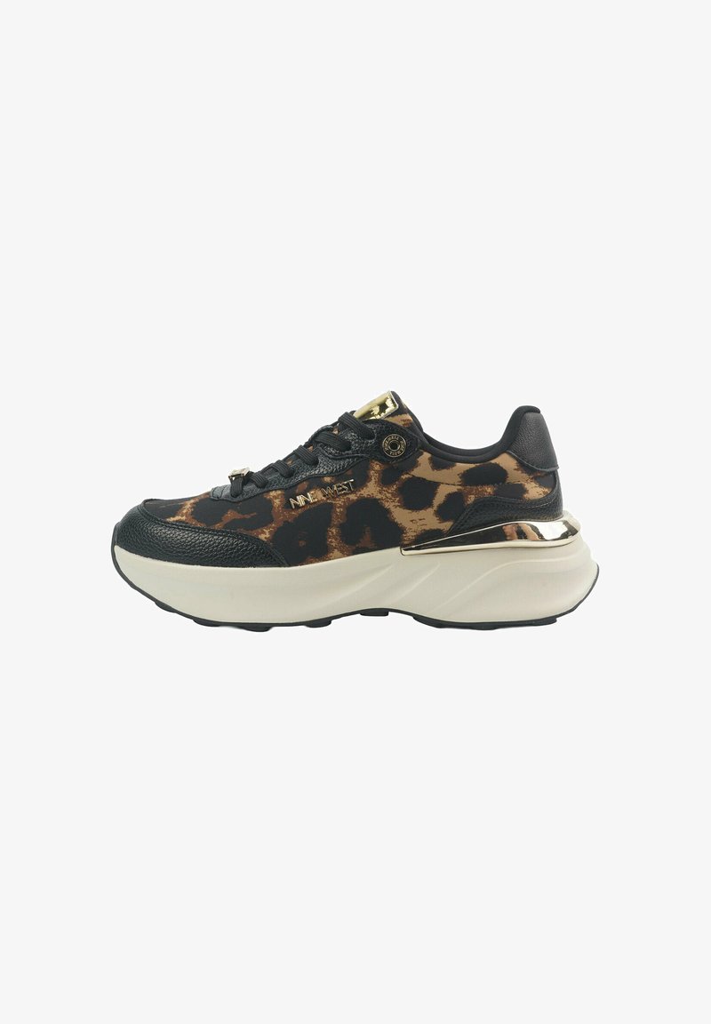 Zapatillas de leopardo con acentos de cuero negro, herrajes dorados, parte superior texturizada y suela gruesa color crema. Cuenta con cordones y logo de la marca.
