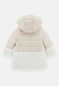 Beżowa kurtka ocieplana z kapturkiem wyłożonym futrem i białym sztucznym futrem na dole oraz mankietach, z poziomym pikowaniem.