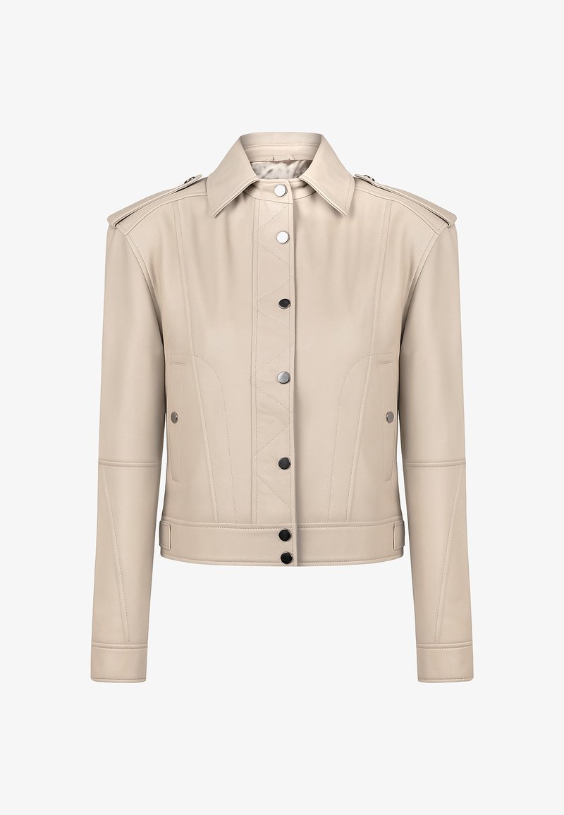 Veste courte beige avec manches longues, boutons-pression sur le devant, poches à rabat et épaulettes.