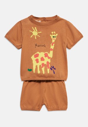 Brązowy dzianinowy strój dla malucha składający się z krótkiego topu z krótkim rękawem i spodenek, z żółto-pomarańczową żyrafą, słońcem i napisem "Marni" na topie.