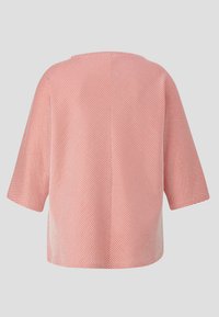 Rood en wit gestreepte korte mouw top, losse pasvorm, met een ronde halslijn en een visgraatpatroon op een gladde stoftextuur.