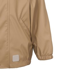 Hellbrauner Windbreaker mit elastischen Bündchen, einer Seitentasche und einem strukturierten Logo-Patch am unteren Saum. Glattes, synthetisches Material.