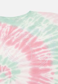 Tie-dye t-shirt in pastelroze en groen. Heeft een geborduurde ontwerp in het wit aan de voorkant, gemaakt van een zachte, getextureerde katoenen stof.
