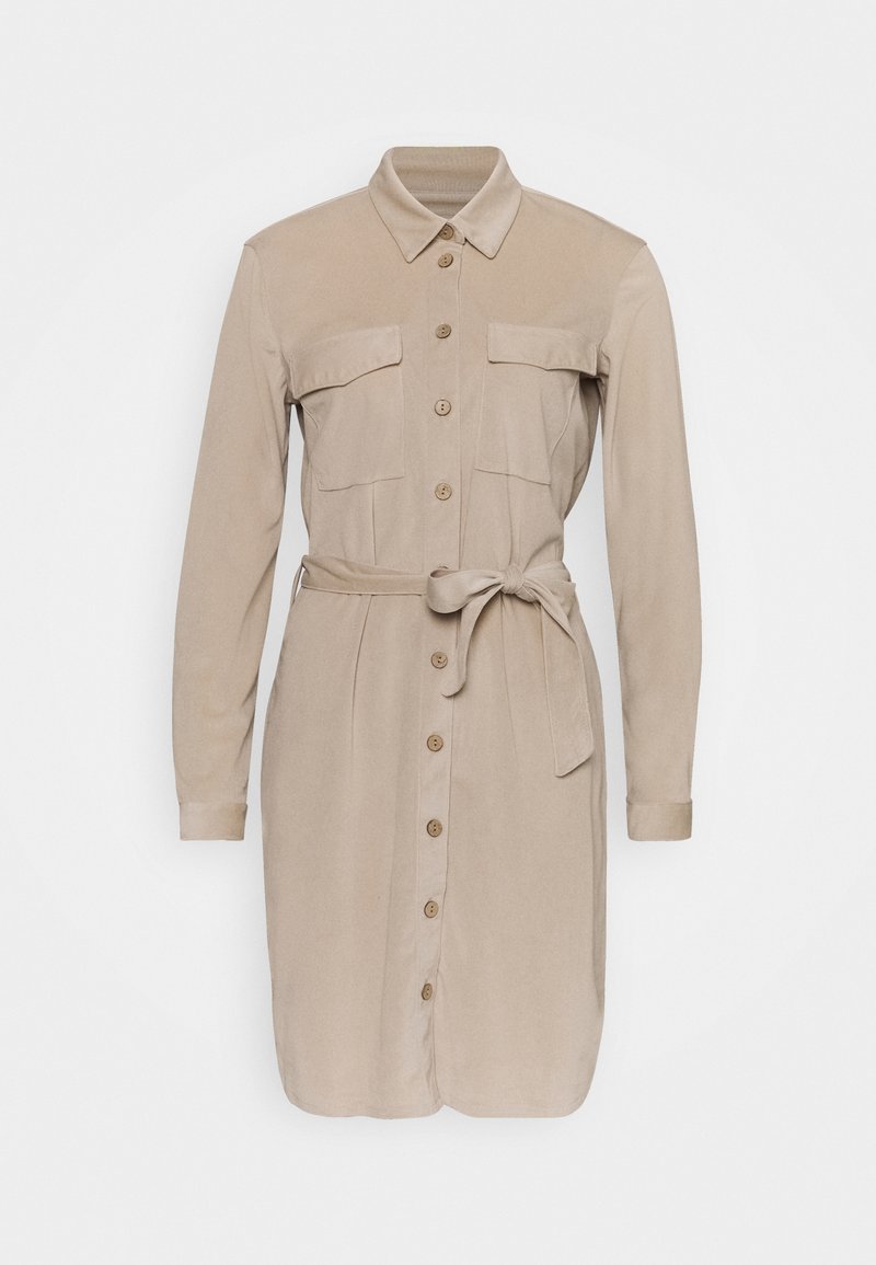 Robe chemise beige à manches longues avec boutons sur le devant, deux poches poitrine, col et ceinture nouée à la taille.