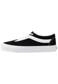 Fekete velúr sneaker fehér bőr oldalsávval és fűzőkkel. Fehér gumitalppal és varrott részletekkel a felső részen.