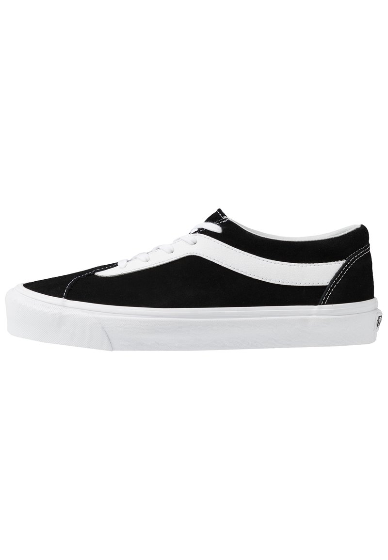 Fekete velúr sneaker fehér bőr oldalsávval és fűzőkkel. Fehér gumitalppal és varrott részletekkel a felső részen.