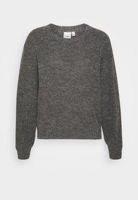 Maglione grigio carbone, texture lavorata a maglia, collo rotondo, maniche lunghe, vestibilità ampia, senza chiusure visibili, design minimalista.
