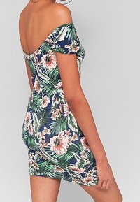 Sukienka z odkrytymi ramionami w granatowym kolorze z różowymi i zielonymi tropikalnymi wzorami; dopasowany krój i miękka, elastyczna tkanina; długość do połowy uda.