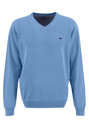 Pull en V bleu clair en tissu doux, avec des manches longues, des poignets côtelés et un petit logo sur la poitrine.