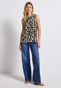 Street One - Top
