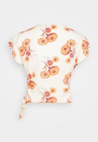 Květinová blůza s krémovým pozadím, na kterém jsou oranžové a žluté květy, krátké rukávy, detail s opásáním v pase a zadní kapsa.