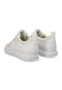Zapatillas blancas con una parte superior sintética lisa, diseño perforado para la transpirabilidad, suela acolchada y agarre texturizado en la parte inferior.