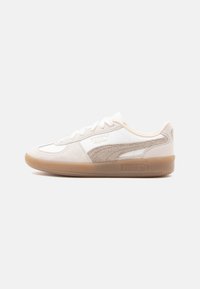 Sneaker bianchi e beige con parte superiore in pelle e suede, punta arrotondata, chiusura con lacci e suola in gomma testurizzata. Marchio sui lati.