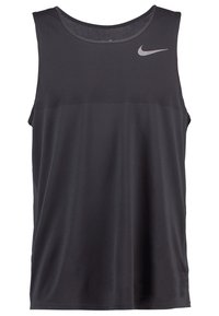 Débardeur de sport noir en tissu mesh respirant, avec un col rond et un logo argenté sur le haut à gauche.