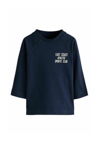 Tumši zila sporta krekls ar trīs ceturtdaļu raglan piedurknēm, priekšpusē ar baltu tekstu "EAST COAST ATHLETIC SPORTS CLUB". Mīksta auduma tekstūra.