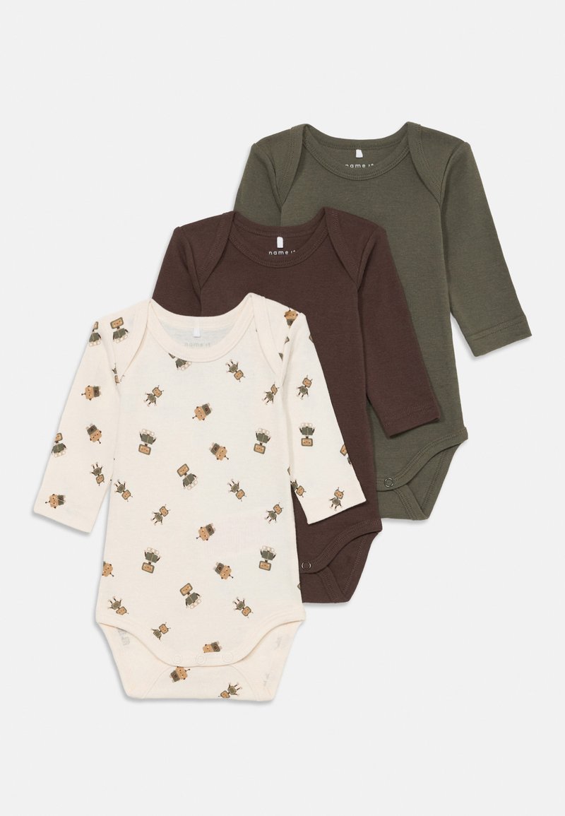 Sett med tre langermede baby bodysuits: en kremfarget med et mønster, en mørk brun, og en oliven grønn. Laget av myk bomull.