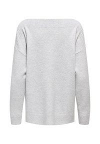 Jasnoszary sweter, miękka faktura, szeroki dekolt, opadające ramiona, ściągacze na rękawach i dole. Brak widocznych wzorów lub zdobień.