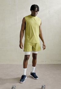 ICANIWILL STRIDE SLEEVELESS MEN - Felső - light olive