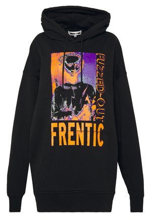 Musta huppari, jossa oranssi ja violetti kuva tyylitellystä kasvoista, teksti "FUZZED-OUT" pystysuoraan ja alla suuret oranssit kirjaimet "FRENTIC".
