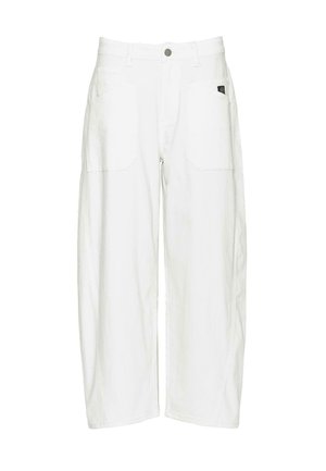Bijele široke hlače s visokim strukom, izrađene od denima. Imaju dva velika prednja džepa i suptilan brend tag na desnom džepu.