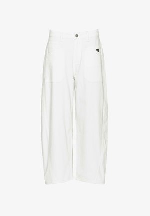 Bijele široke hlače s visokim strukom, izrađene od denima. Imaju dva velika prednja džepa i suptilan brend tag na desnom džepu.