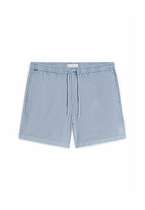 Short de bain homme bleu clair avec taille élastique, cordon de serrage, poches latérales et étiquette Tommy Hilfiger au centre de la ceinture à l’avant.