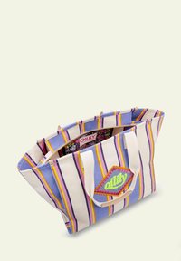 Borsa a tracolla in tela con strisce verticali multicolori in viola, rosa e crema. Presenta una toppa a forma di diamante con la scritta "OILILY" e manici a contrasto.