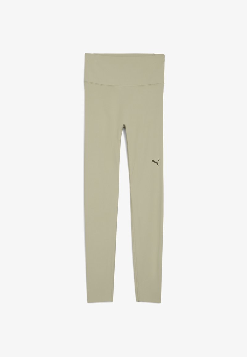 Leggings en tissu olive clair, dotés d'une taille haute et d'un logo Puma noir sur le bas de la jambe gauche. Texture lisse, design ajusté.